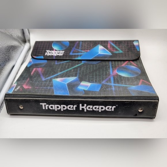 Preowned Geometric Design Retro Looking Trapper Keeper 2" 3- Ring Binder - Picture 10 of 16